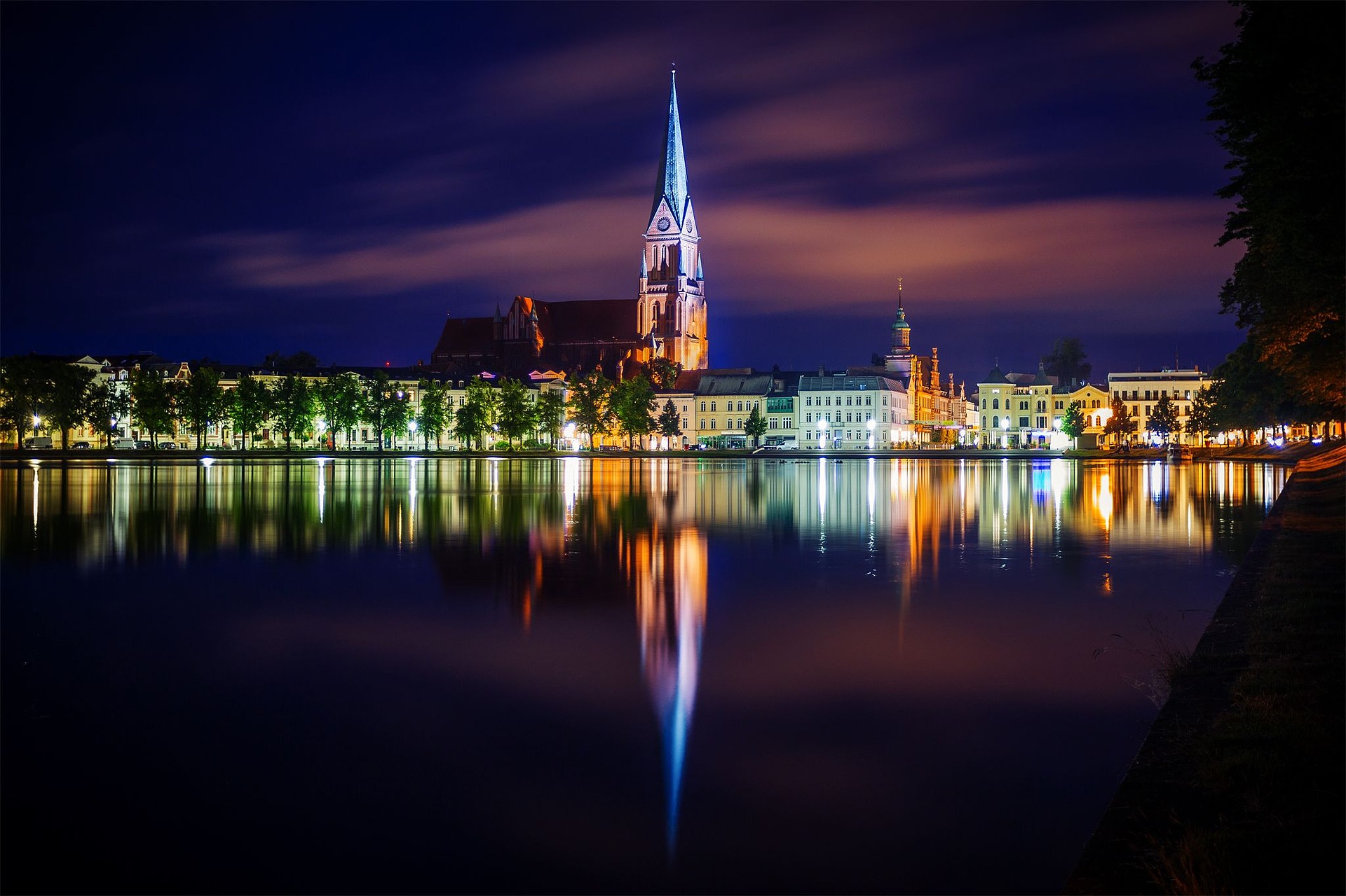 Blick auf die Skyline der Landeshauptstadt Schwerin bei Nacht.