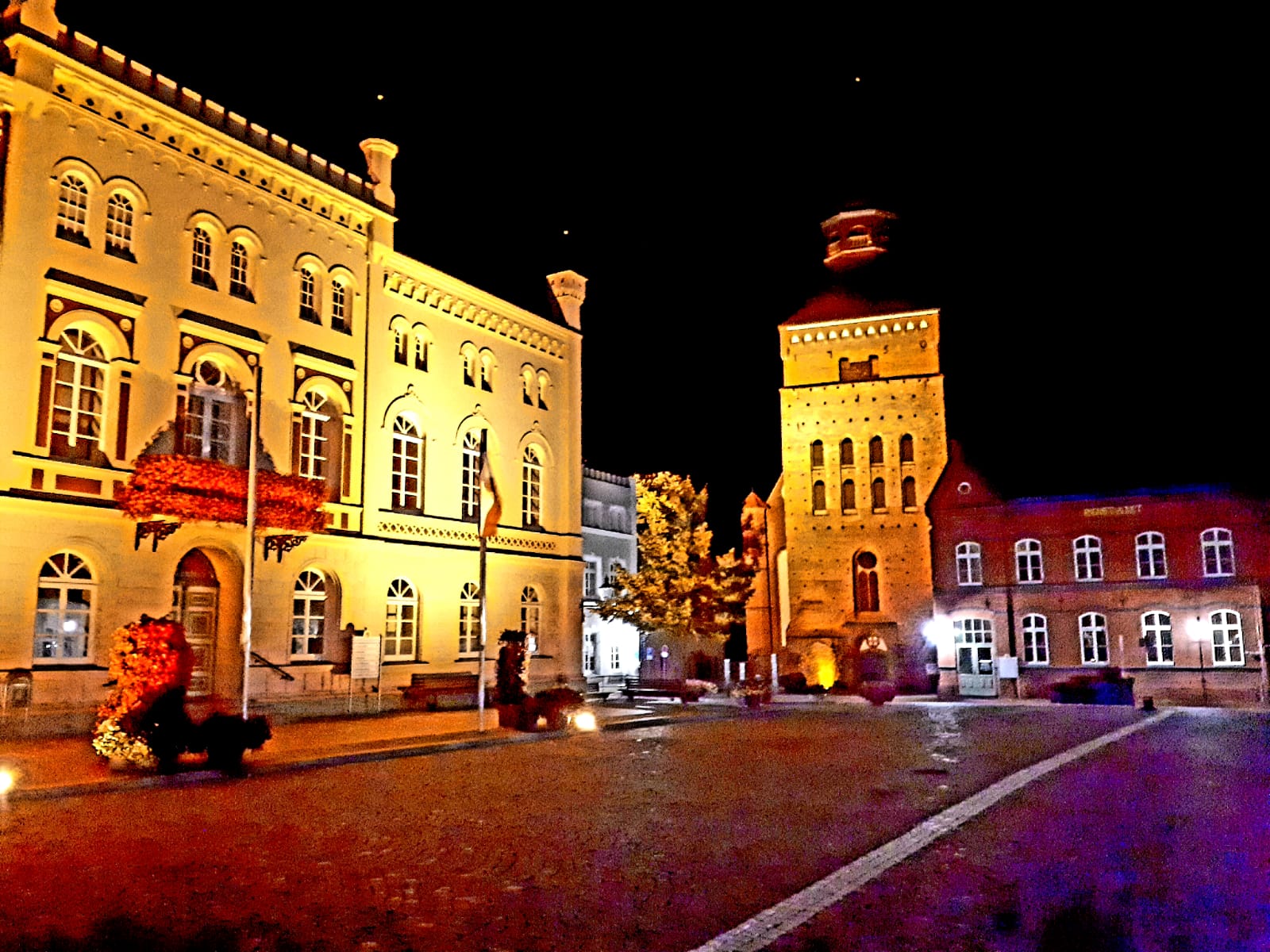 Blick auf die Kirche und das Rathaus von Sternberg bei Nacht in Mecklenburg Vorpommern.